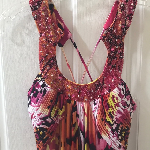 Wow, stunning and vibrant formal! - Picture 2 of 3